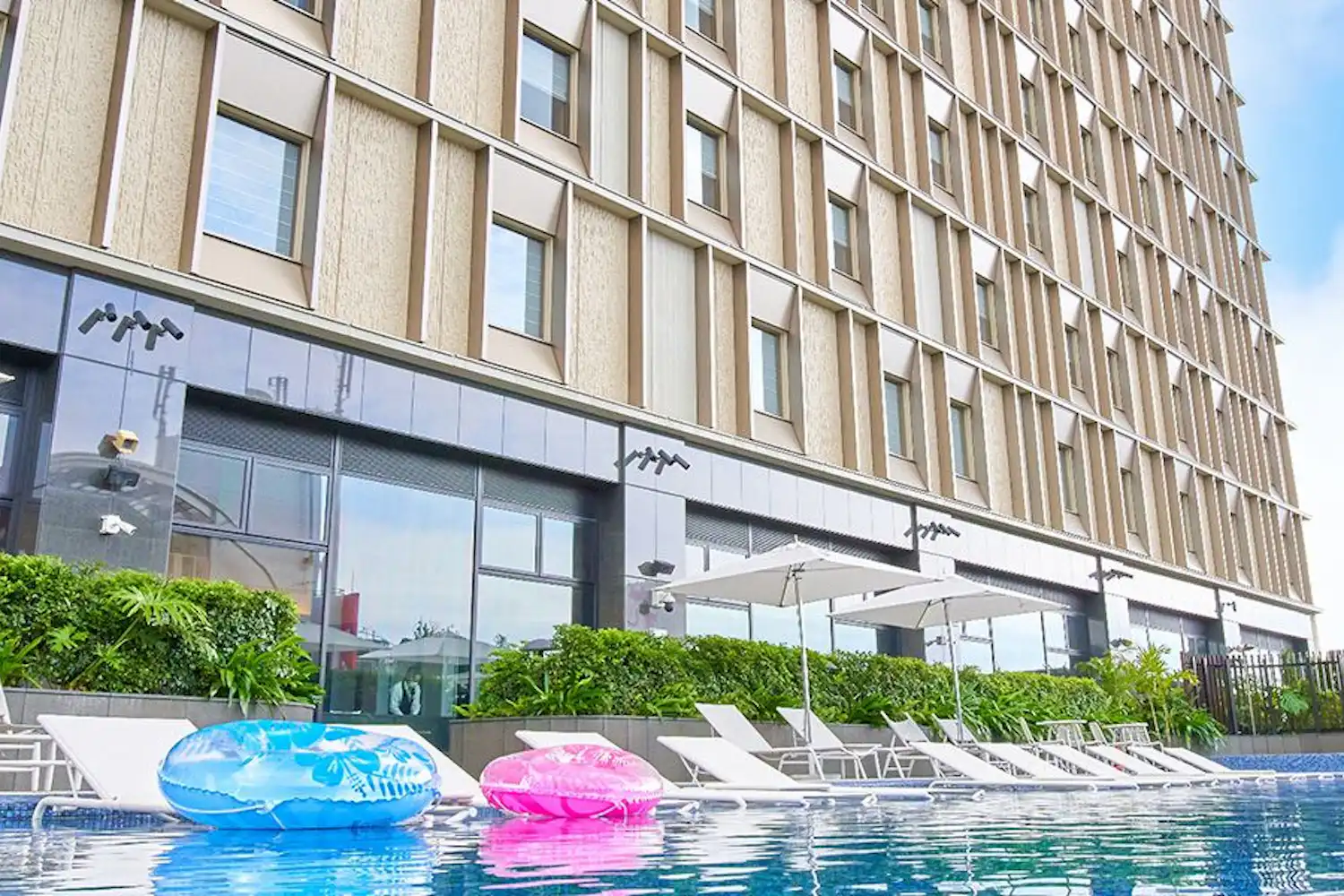 สระว่ายน้ำกลางแจ้ง