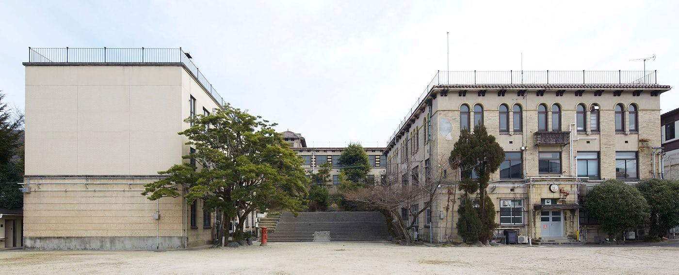 改修前の元清水小学校。外観上の装飾や内装デザインに唯一無二の特徴をもつ建築として評価された学校でした