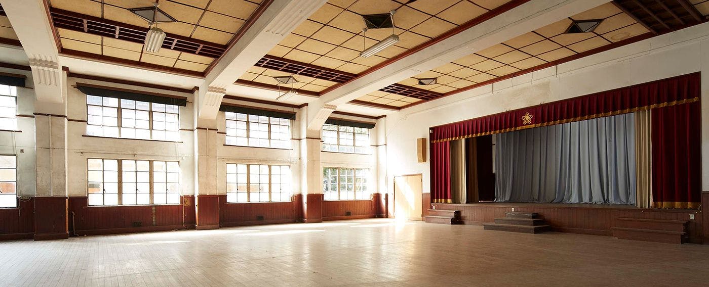 多くの学校行事に使われ、たくさんの卒業生たちを見守ってきた講堂