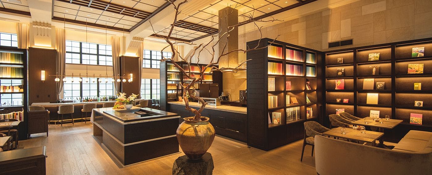 元講堂の天井高を活かしたレストランで朝食をご用意しております