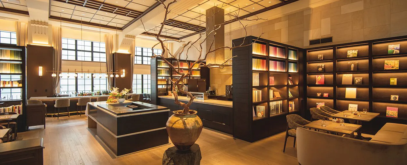 元講堂の天井高を活かしたレストランで朝食をご用意しております