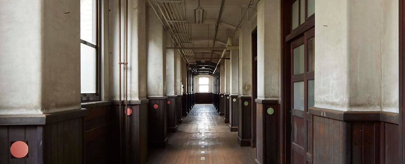 小学校当時の廊下。腰板張りのデザインが印象的