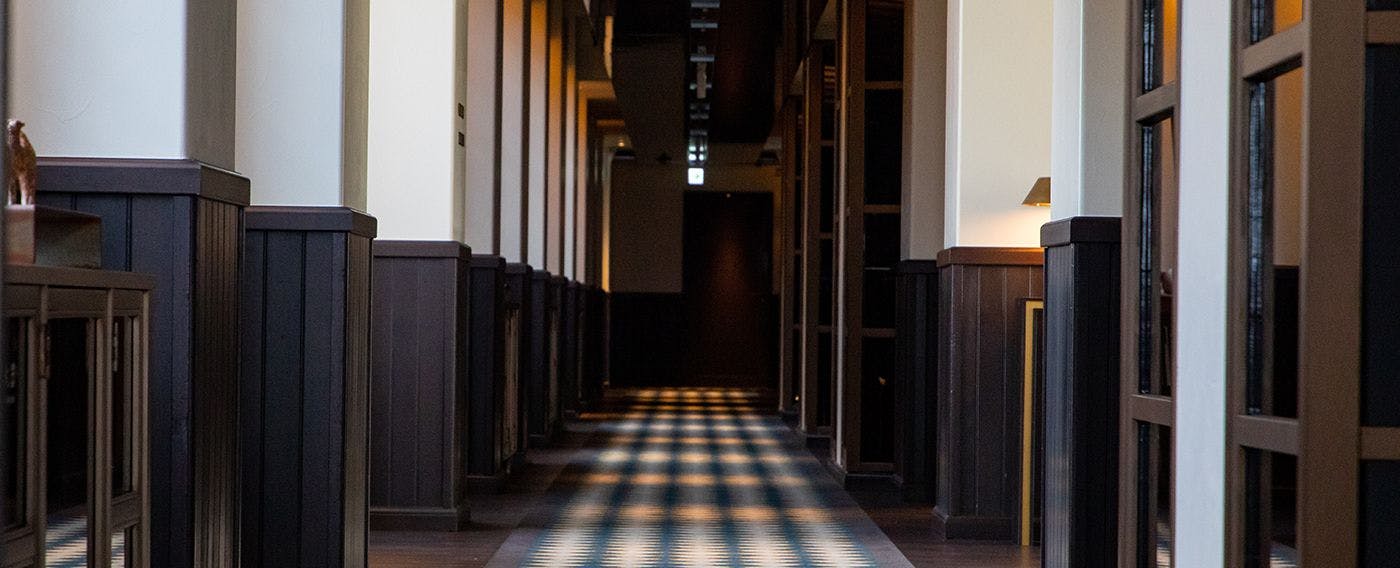 真っ直ぐ伸びる廊下を歩くと幼い頃にタイムスリップしたような懐かしい気持ちに