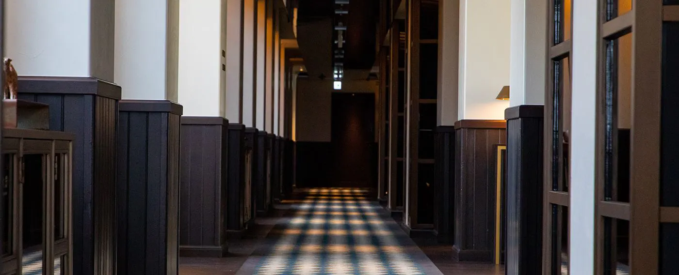 真っ直ぐ伸びる廊下を歩くと幼い頃にタイムスリップしたような懐かしい気持ちに