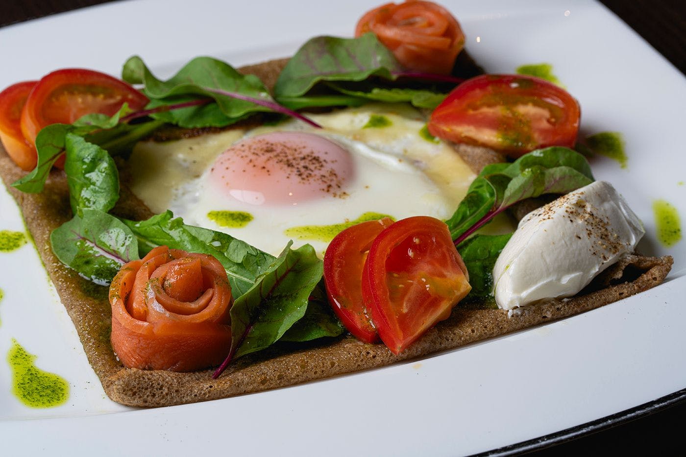 そば粉のガレット スモークサーモンとサワークリーム添え