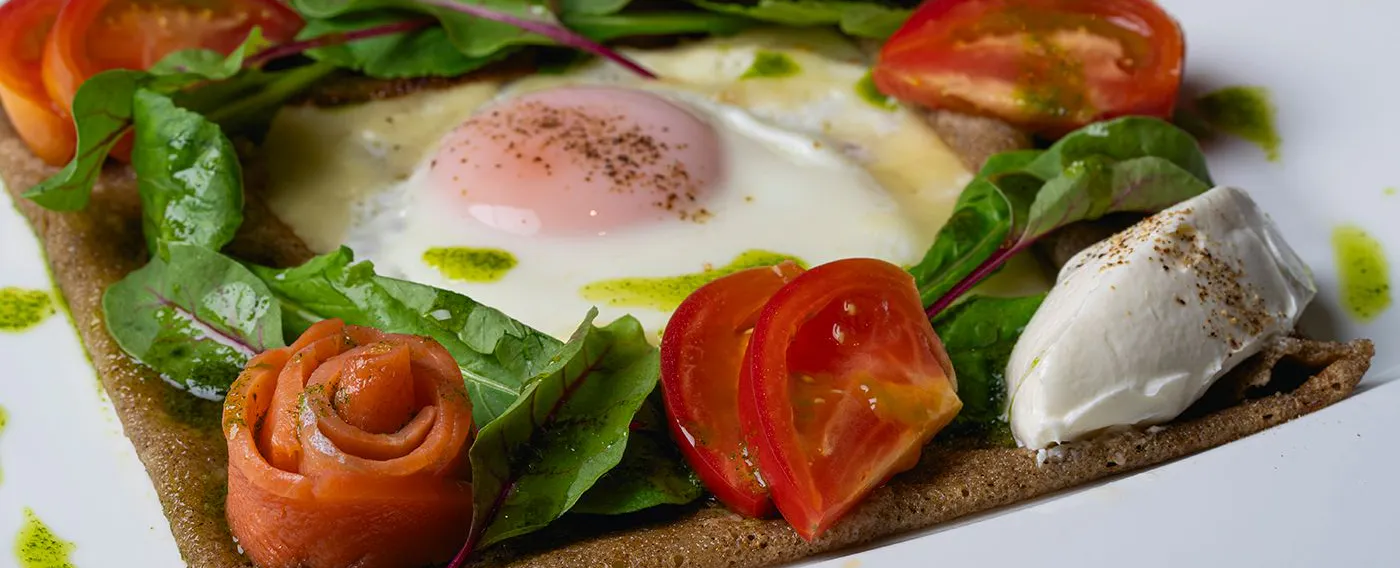 そば粉のガレット スモークサーモンとサワークリーム添え