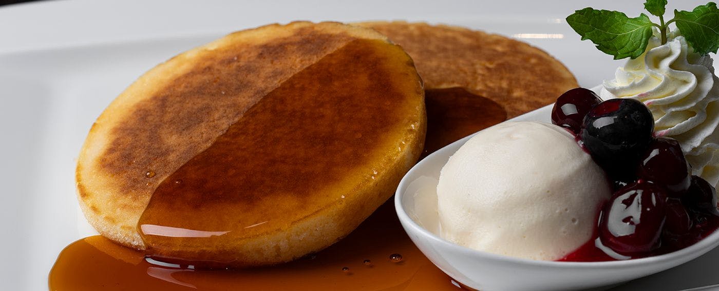 パンケーキ バニラアイスクリームとフルーツソース、京都ぽーく添え