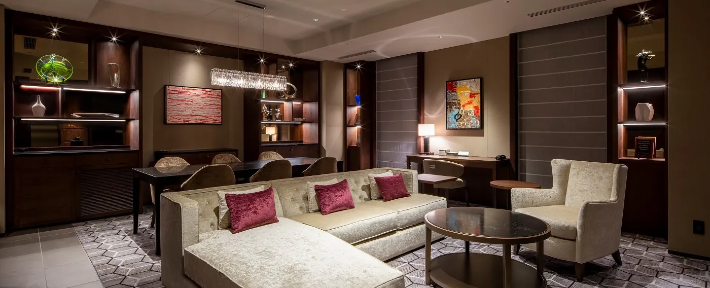 【객실 예】소파와 다이닝 테이블이 갖춰진 거실을 포함한 스위트룸