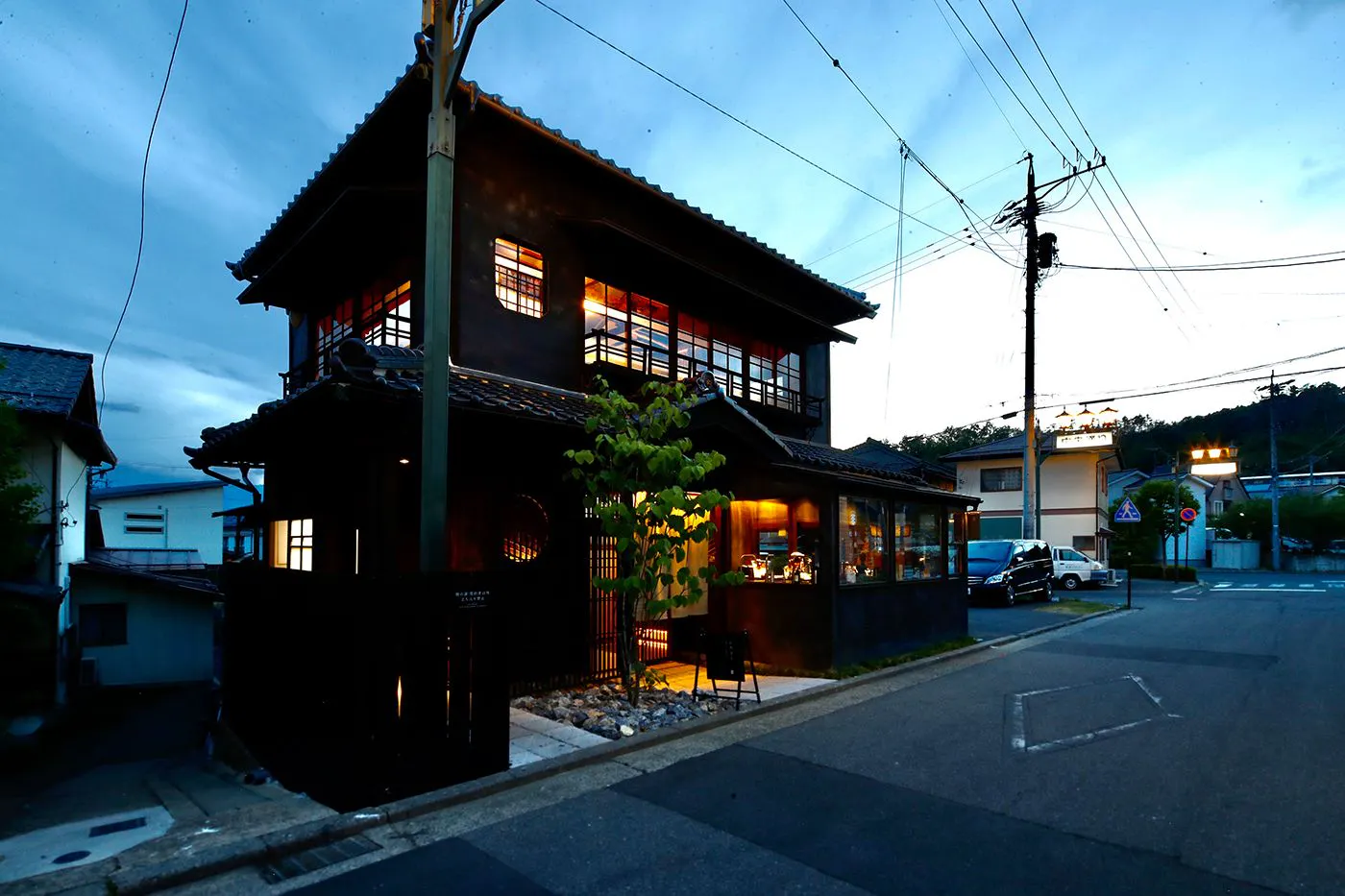 체크인은 리셉션 & 카페 "오야키와 커피"에서 진행됩니다.