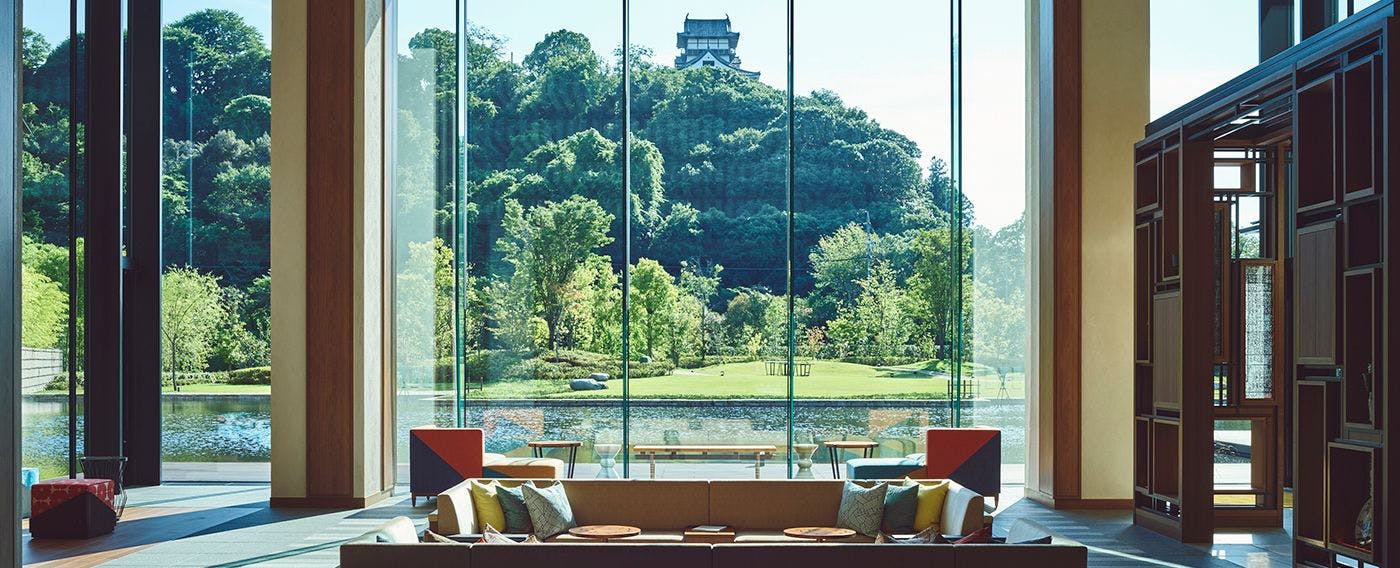Lobi pintu masuk ikonik dengan pemandangan Istana Inuyama