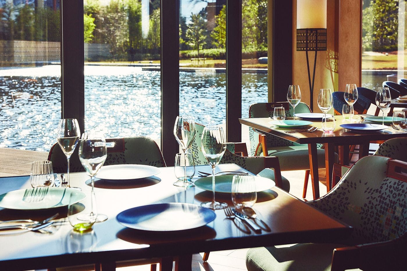 Bersama cermin air yang memantulkan pemandangan indah setiap musim