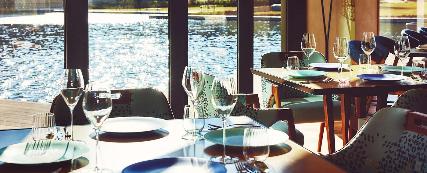 Bersama cermin air yang memantulkan pemandangan indah setiap musim