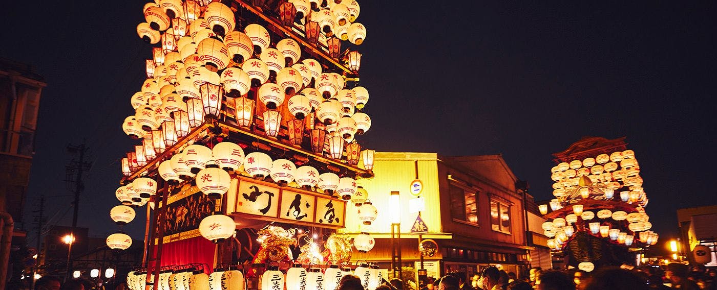 Perayaan tradisional musim bunga "Inuyama Matsuri" di mana kereta gunung dengan patung mekanikal Karakuri mengelilingi bandar lama.