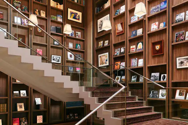 บันไดใหญ่ในล็อบบี้