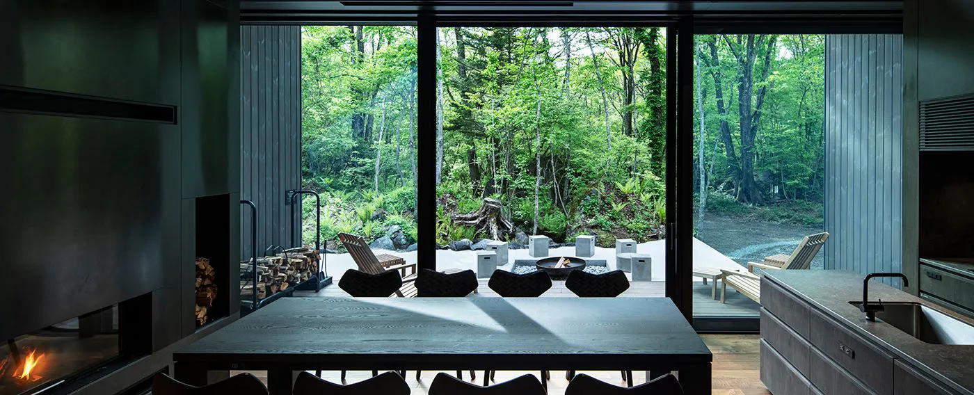 Melihat perubahan empat musim melalui tingkap bumbung segitiga.