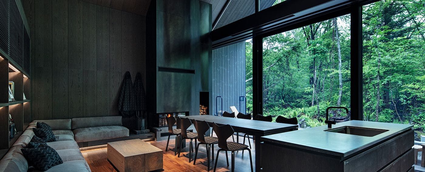 Menikmati pemandangan dari tingkap besar.