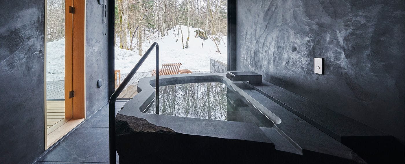 Mata air panas semula jadi di dalam tab mandi batu.