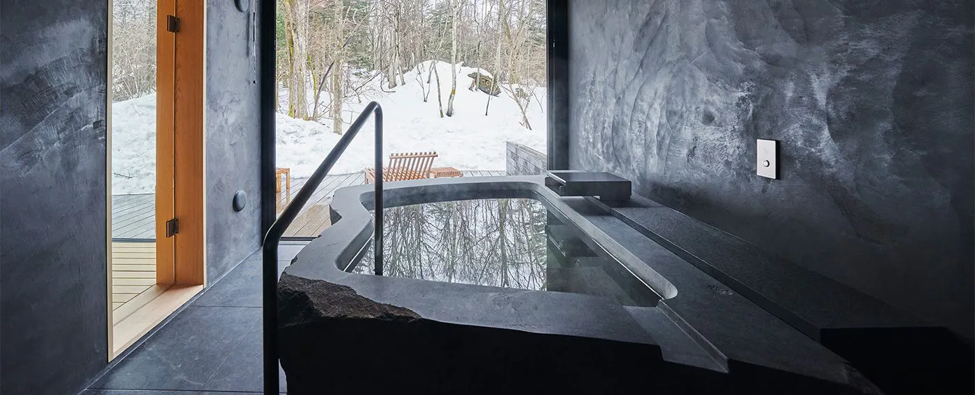 Mata air panas semula jadi di dalam tab mandi batu.