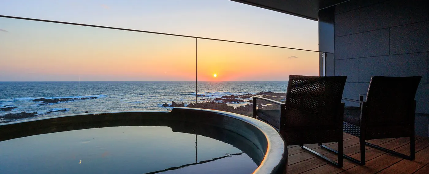 ระเบียงมหาสมุทรพร้อมอ่างอาบน้ำกลางแจ้ง