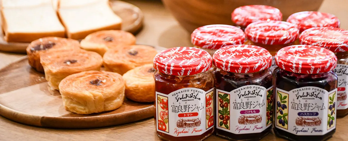 บุฟเฟ่ต์อาหารเช้า ขนมปัง แยม