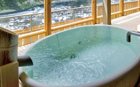 Air jernih, pemandian terbuka