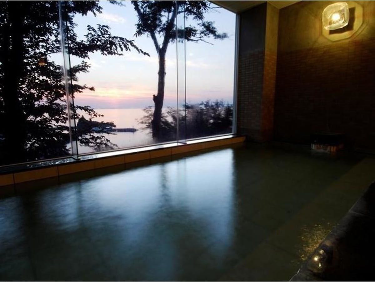 น้ำพุร้อนพร้อมวิวทิวทัศน์สุดตระการตา