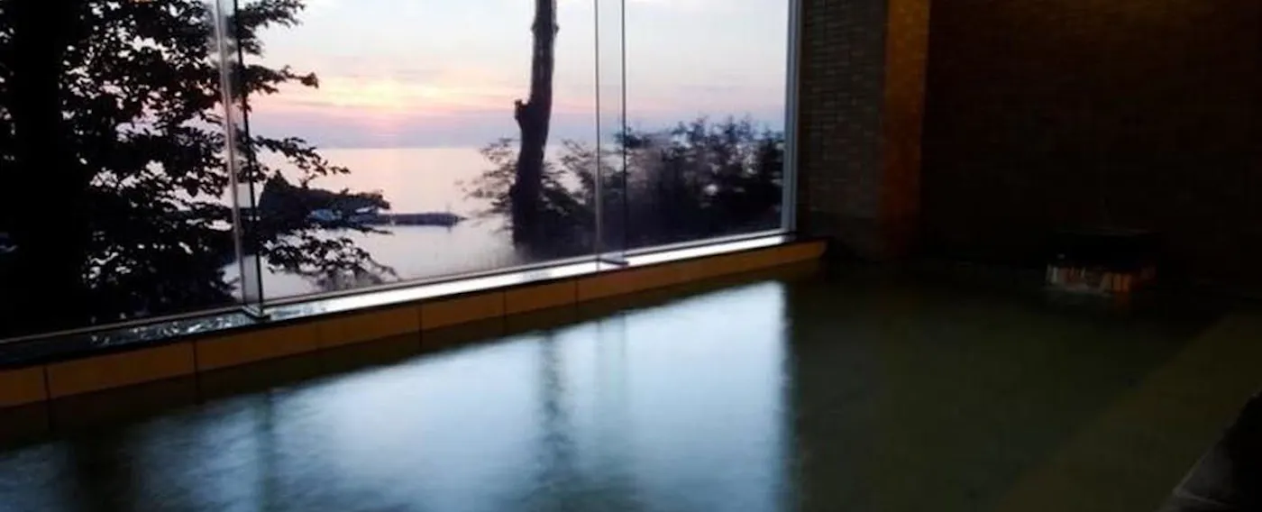 น้ำพุร้อนพร้อมวิวทิวทัศน์สุดตระการตา