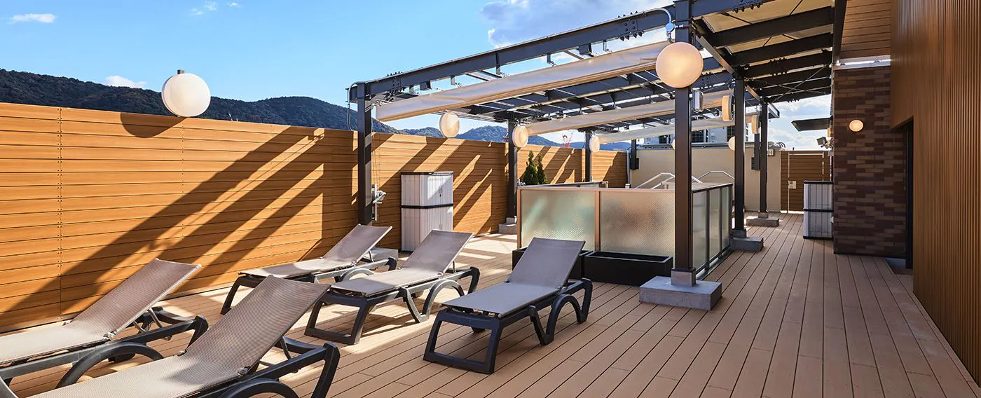 Ruang Santai Luar Ruangan di Atap Lantai 7