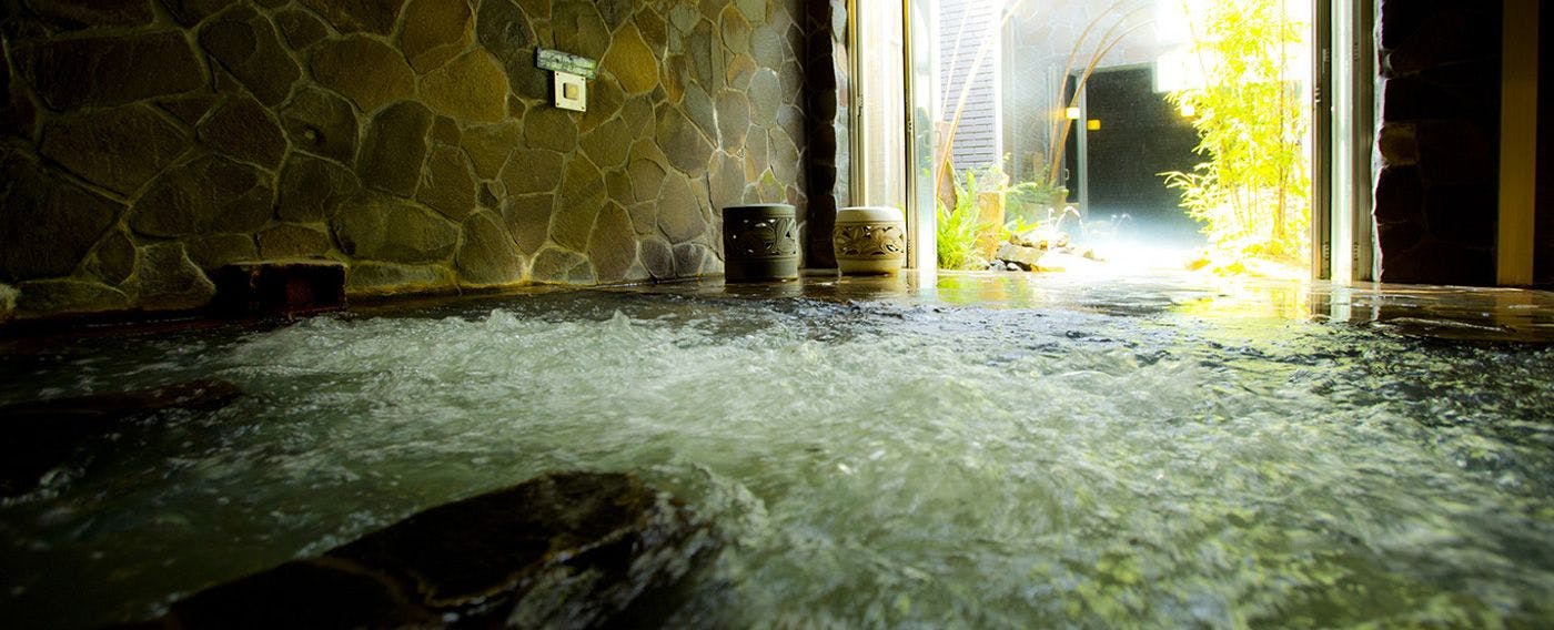 น้ำพุร้อนธรรมชาติ "由松の湯"