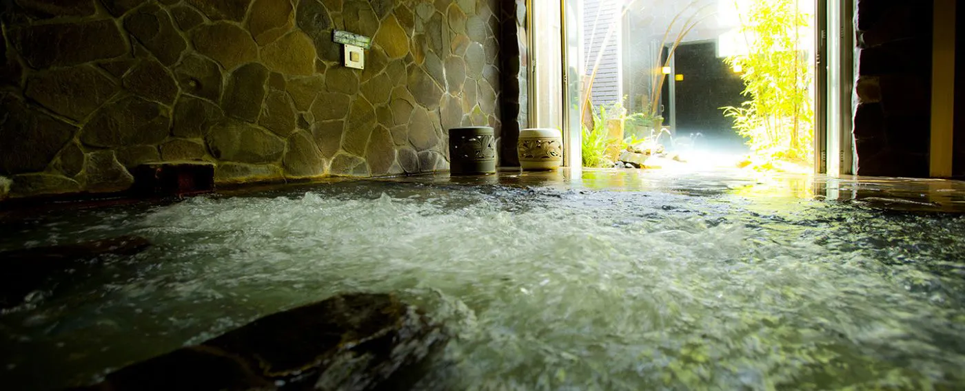 น้ำพุร้อนธรรมชาติ "由松の湯"