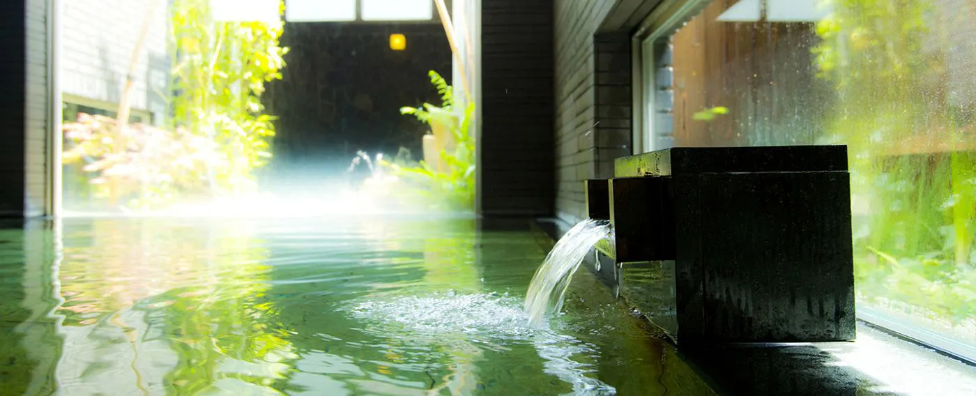 น้ำพุร้อนธรรมชาติ "由松の湯"