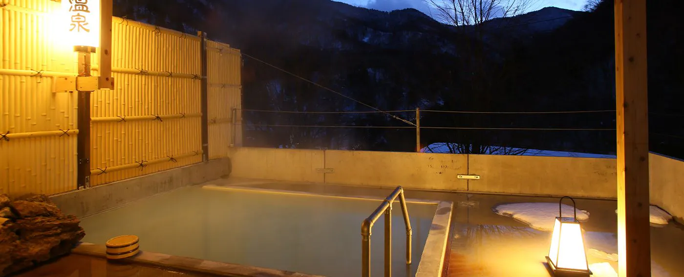 อ่างอาบน้ำกลางแจ้งในตอนกลางคืน