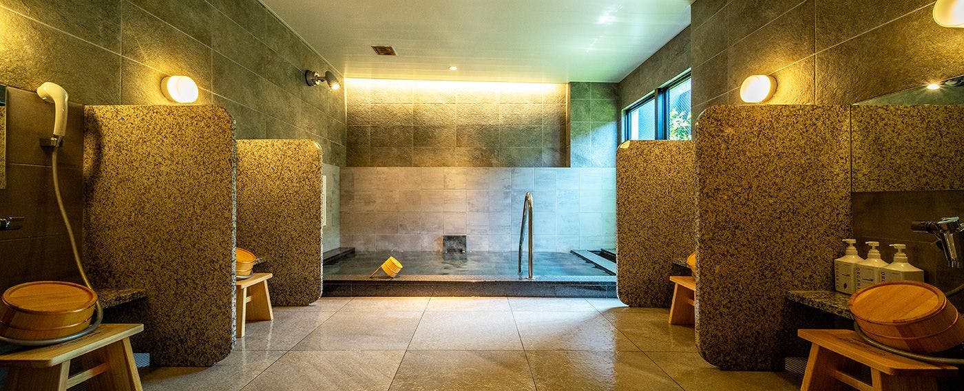 น้ำพุร้อนธรรมชาติแยกชายหญิง "金長の湯"