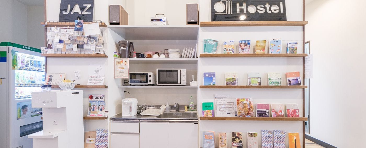 자판기, 정수기, 전자레인지, 공용 냉장고, 서가