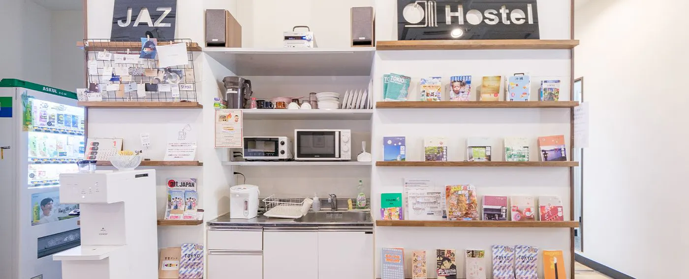 자판기, 정수기, 전자레인지, 공용 냉장고, 서가