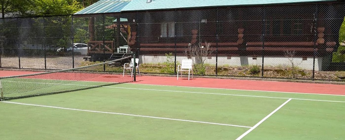 【테니스 코트】루네스 가루이자와 자랑의 테니스 코트. 마이톤 지역 코티지 바로 앞에 위치해 있습니다.