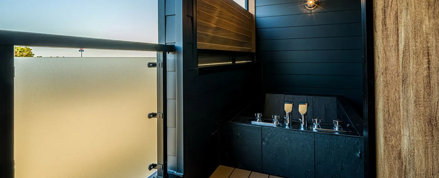 อ่างอาบน้ำกึ่งกลางแจ้ง