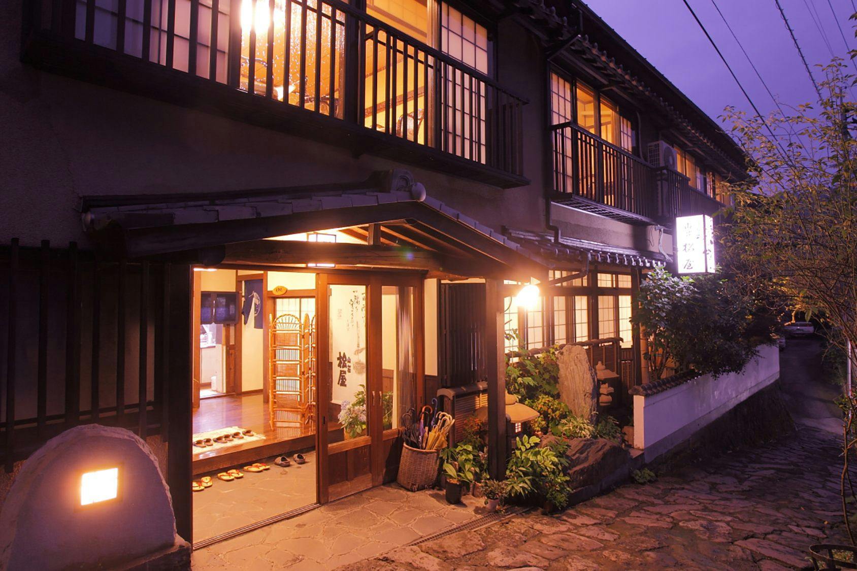 ภายนอกในยามค่ำคืน