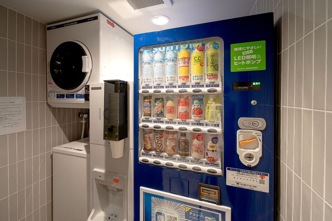 ซักรีดและตู้จำหน่ายสินค้าอัตโนมัติ