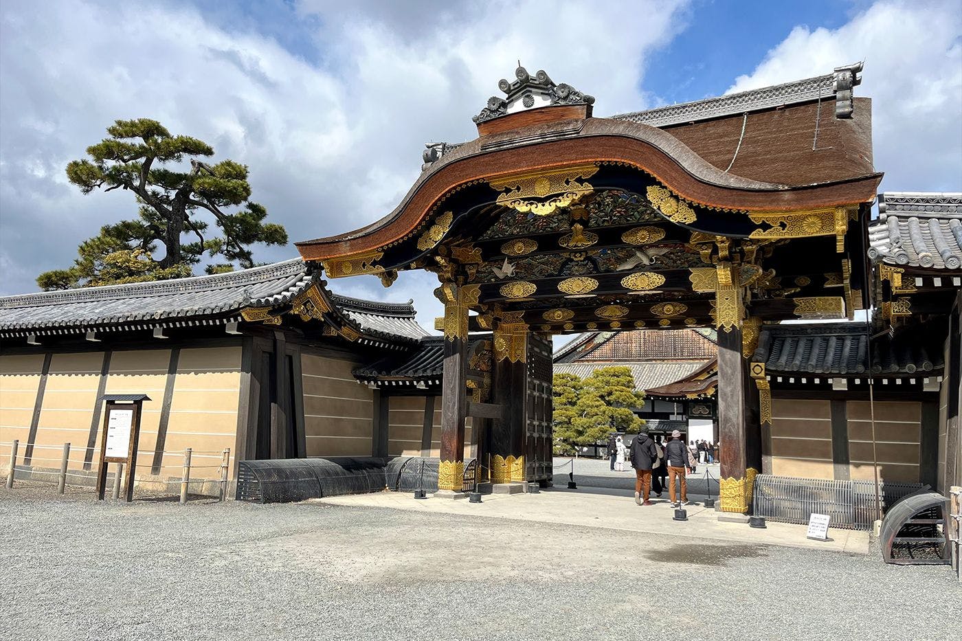 ปราสาทนิโจ (อดีตพระราชวังหลวง)