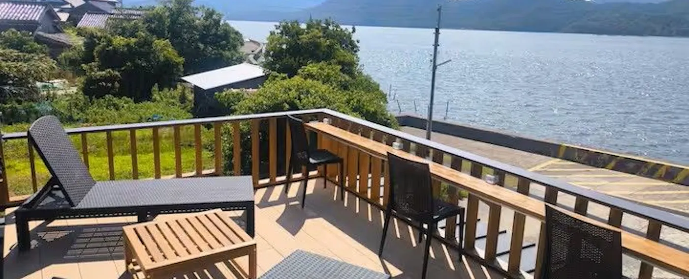 Pemandangan dari dek kayu