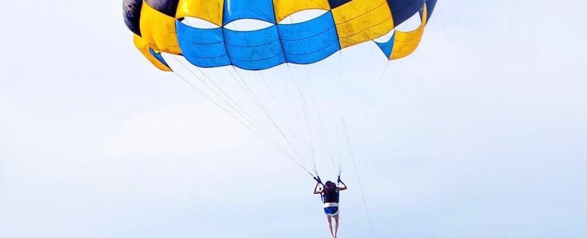 ตัวอย่างกิจกรรมทางทะเล: พาราเซลลิ่ง