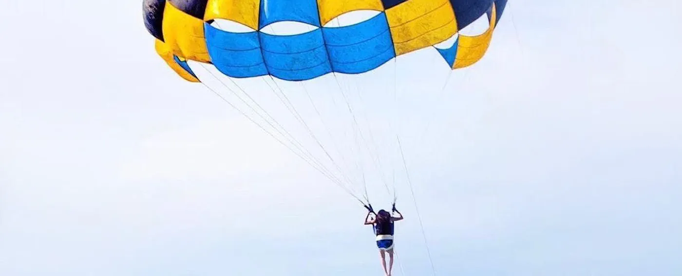 ตัวอย่างกิจกรรมทางทะเล: พาราเซลลิ่ง