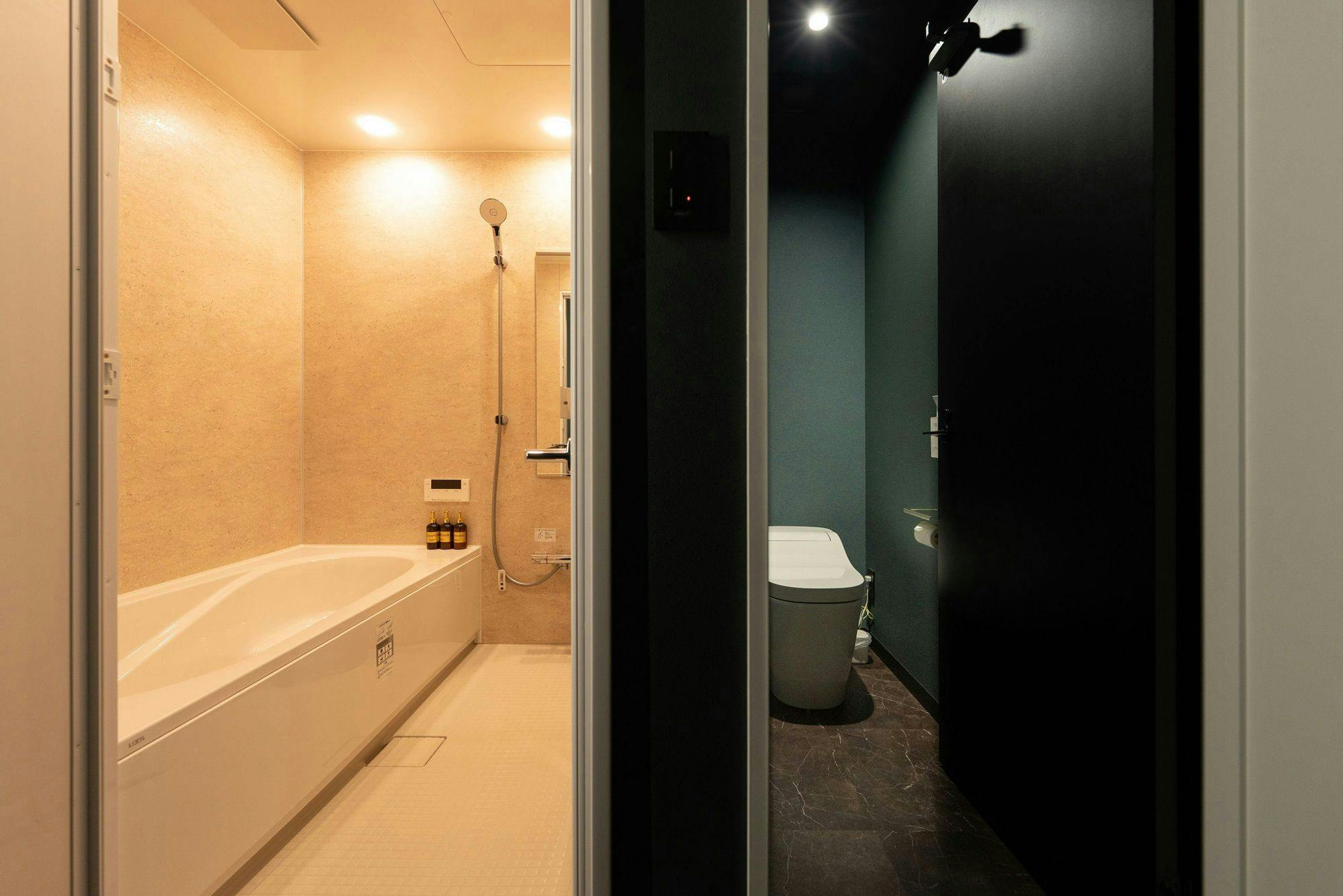 ห้องน้ำรวมอ่างอาบน้ำและสุขา