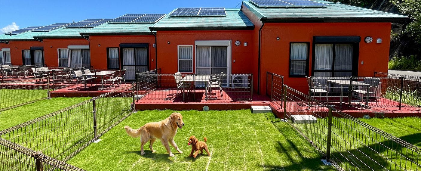 คอทเทจพร้อมลานวิ่งสำหรับสุนัข เหมาะสำหรับการเข้าพักพร้อมสัตว์เลี้ยง