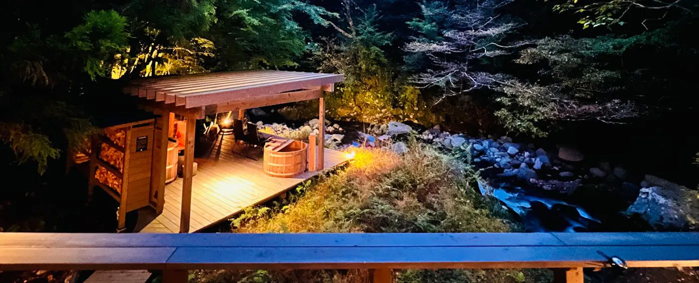 ลำธารที่ไหลผ่านใกล้สิ่งอำนวยความสะดวก