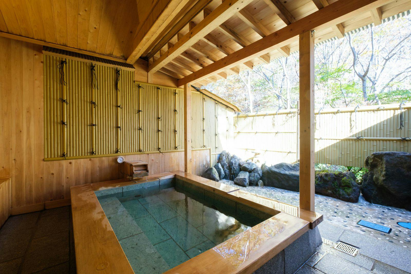 Nikmati detik yang menenangkan hingga ke jiwa di onsen terbuka yang harum kayu hinoki.