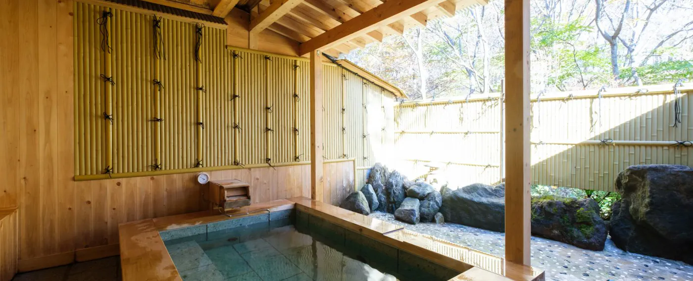 Nikmati detik yang menenangkan hingga ke jiwa di onsen terbuka yang harum kayu hinoki.