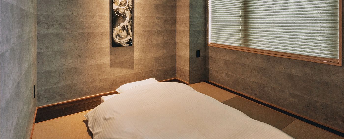 ＜小型套房＞在日式客房鋪設日式床墊，提供團體也能一起共度時光的空間
