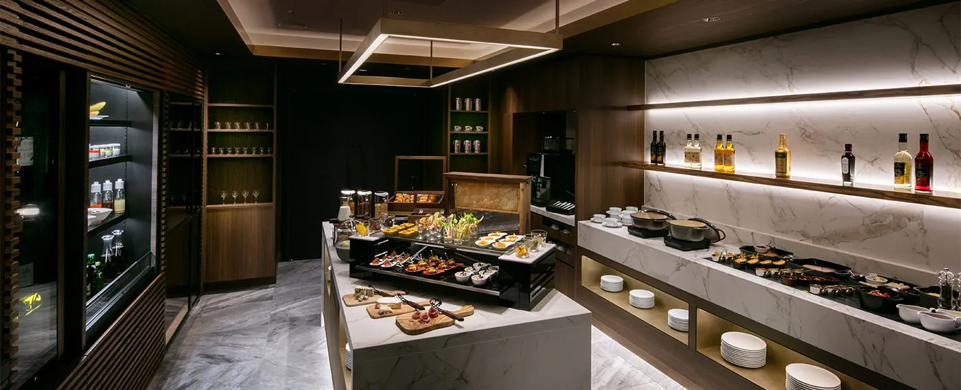 【Lounge Khusus Lantai Espacio】Sarapan dan hidangan pembuka yang dibuat dengan bahan lokal pilihan oleh koki kami tersedia untuk Anda.